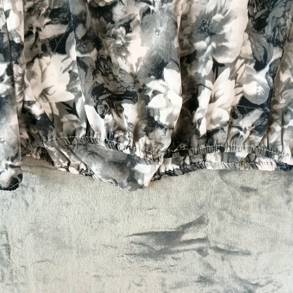 NWT Carmen Marc Valvo Blouse Womens L Gray Floral Long Sleeve Off Shoulder Top - Picture 5 of 6